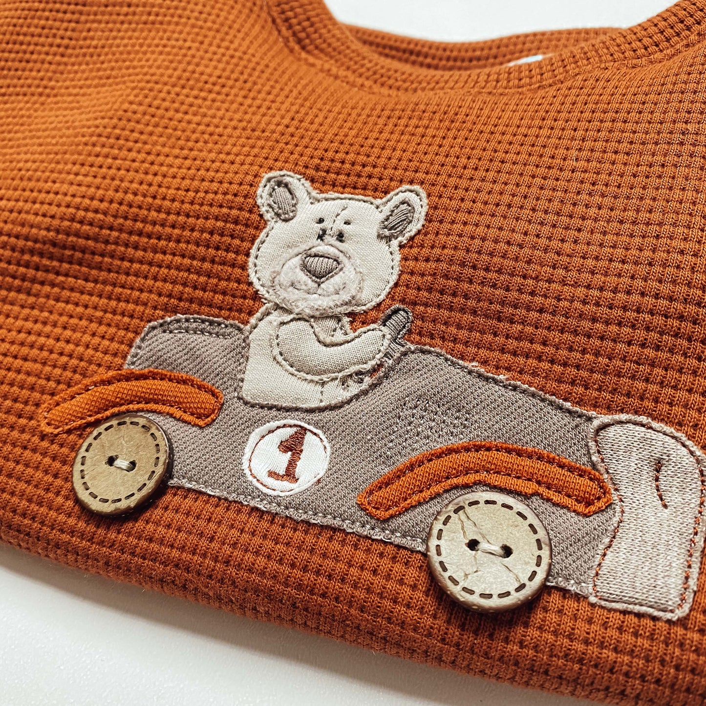 Stickdatei Bär im Retroauto
