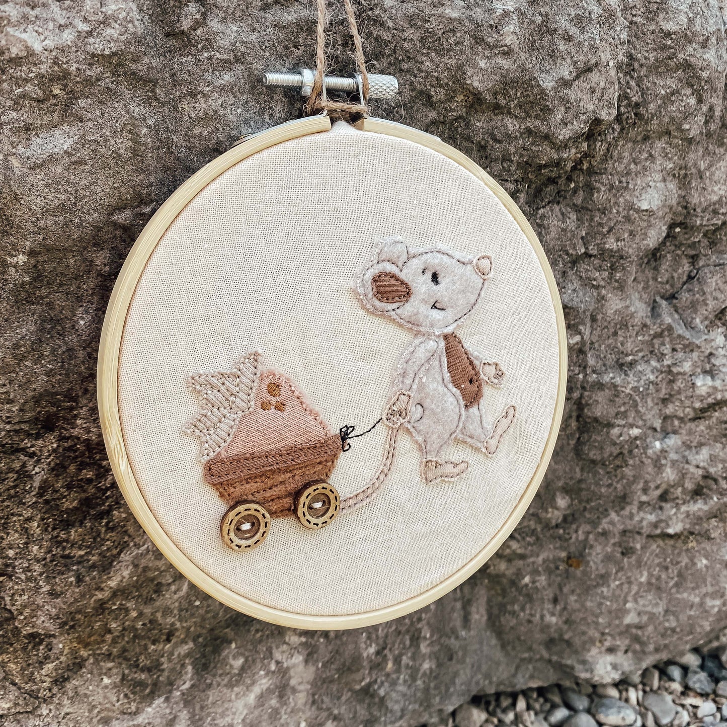 Stickdatei Erdbeermaus mit Nussschale