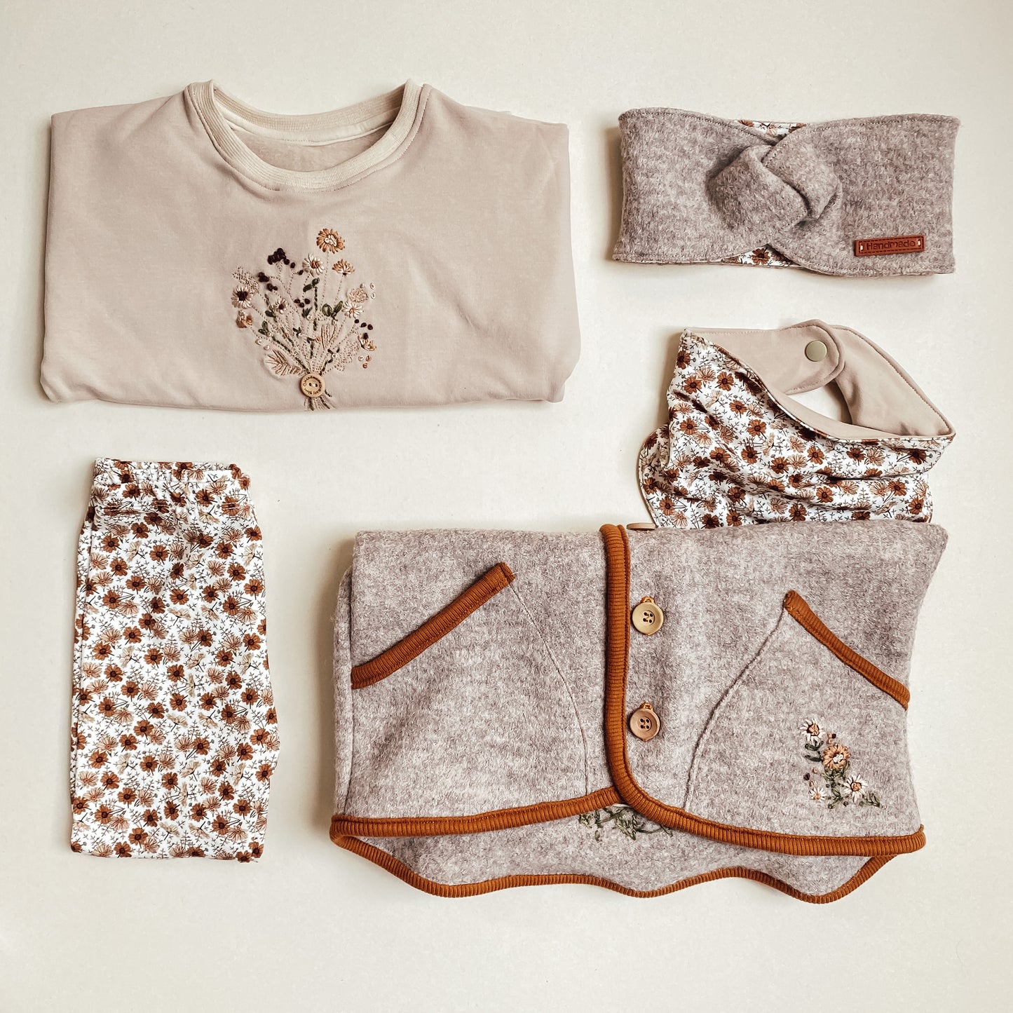 Baby- und Kleinkind Sweater Basic mit Handstickerei Blumenstrauß #NF2