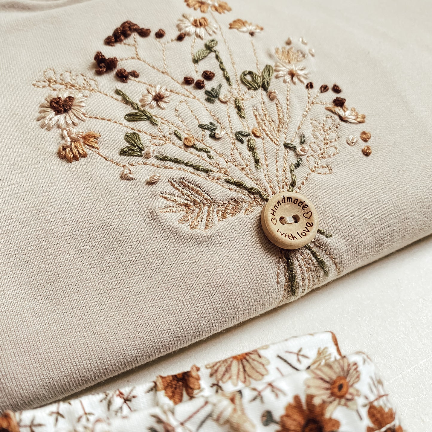 Baby- und Kleinkind Sweater Basic mit Handstickerei Blumenstrauß #NF2