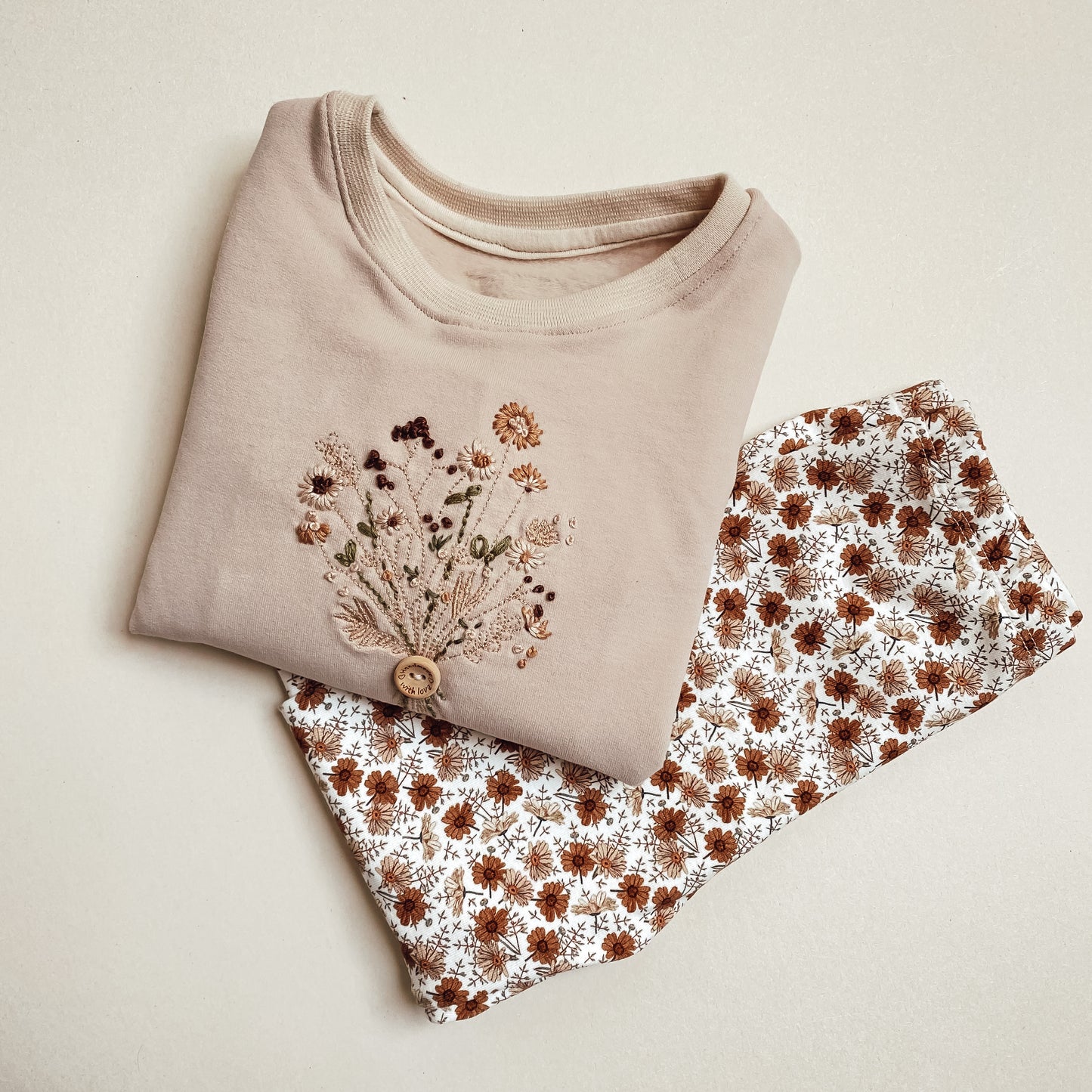 Baby- und Kleinkind Sweater Basic mit Handstickerei Blumenstrauß #NF2