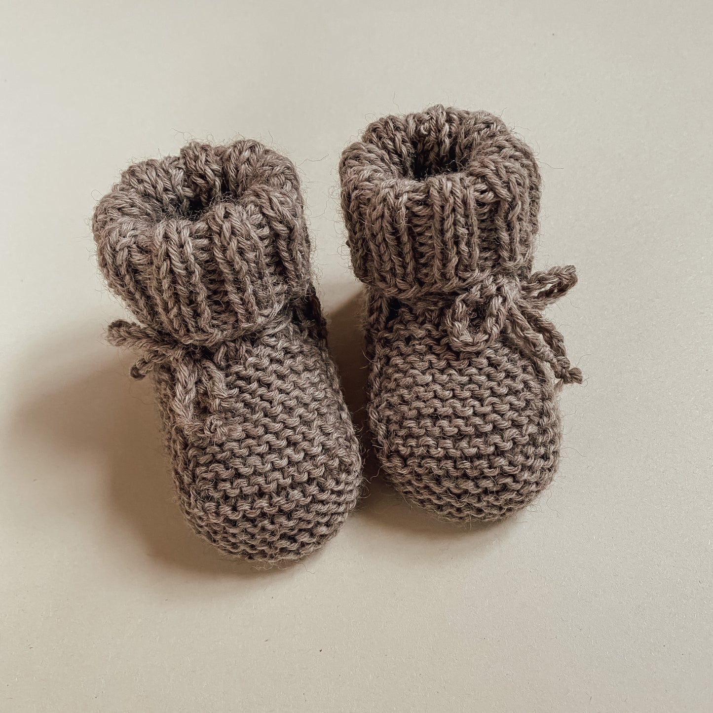 Babyschuhe aus Merino Schurwolle handgestrickt